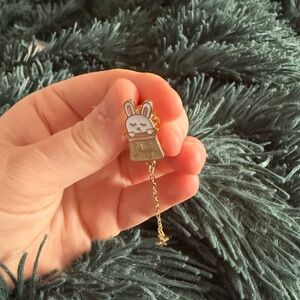 Women’s Hewelry Magic White Rabbit in a Hat with Gold Star Vintage Enamel Pin